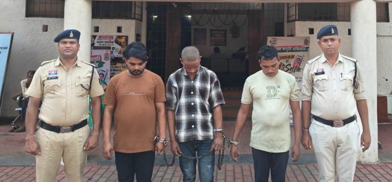 हत्या के बाद शव ठिकाने लगाने की कोशिश, पुलिस से घिरते ही तीनों आरोपियों ने टेके घुटने! आत्मसमर्पण के बाद हुए गिरफ्तार