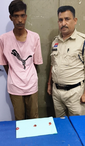 नशीली गोलियों का खेल बेनकाब, ग्राहक तलाश रहा 21 वर्षीय आरोपी गिरफ्तार; 42 Nitrazepam टैबलेट, ₹600 नकद और बाइक समेत ₹40,936 का माल जब्त