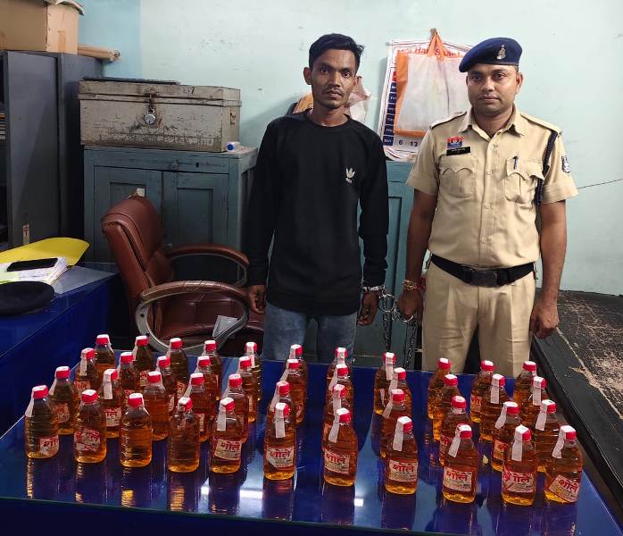 भाठागांव में बोरी लेकर शराब बेचने पहुंचा आरोपी, पुरानी बस्ती पुलिस ने घेराबंदी कर दबोचा; 42 पाव देशी मसाला शराब और ₹400 नकद बरामद