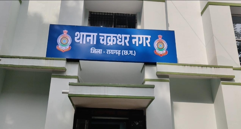 स्कूल में घुसकर 9वीं के छात्र पर चाकू जैसे हथियार से हमला! चक्रधरनगर पुलिस ने 3 नाबालिग आरोपितों को पकड़ा, बाकी की तलाश जारी