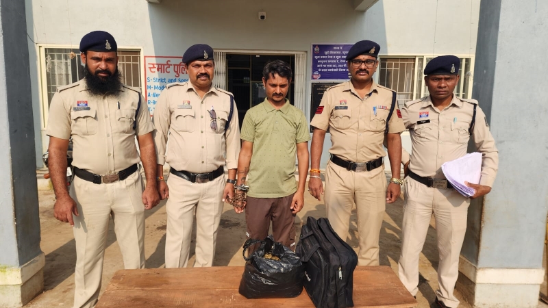बस स्टैंड के यात्री प्रतीक्षालय के पास गांजा बिक्री का खुलासा! पुणे निवासी आरोपी गिरफ्तार, 2.520 किलो गांजा और नकदी-मोबाइल सहित ₹1,26,540 की सामग्री जब्त
