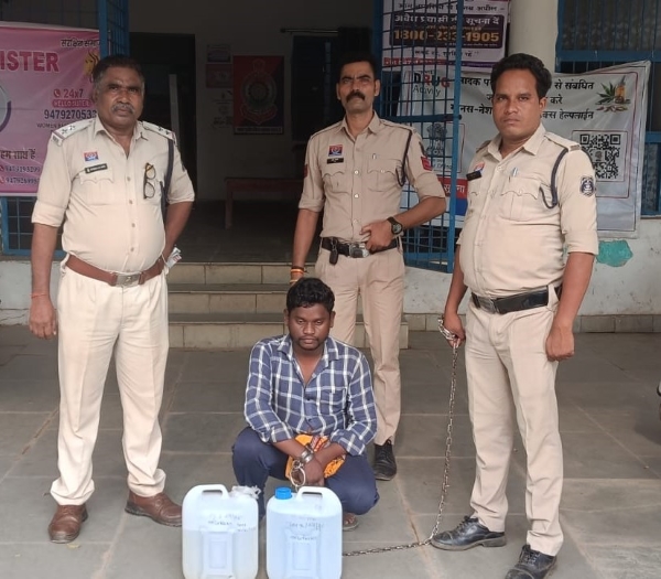 नशे के अवैध कारोबार पर पुलिस का शिकंजा, छपोरा में घेराबंदी कर 20 लीटर कच्ची महुआ शराब बरामद; आरोपी के खिलाफ धारा 34(2), 59(क) में केस दर्ज