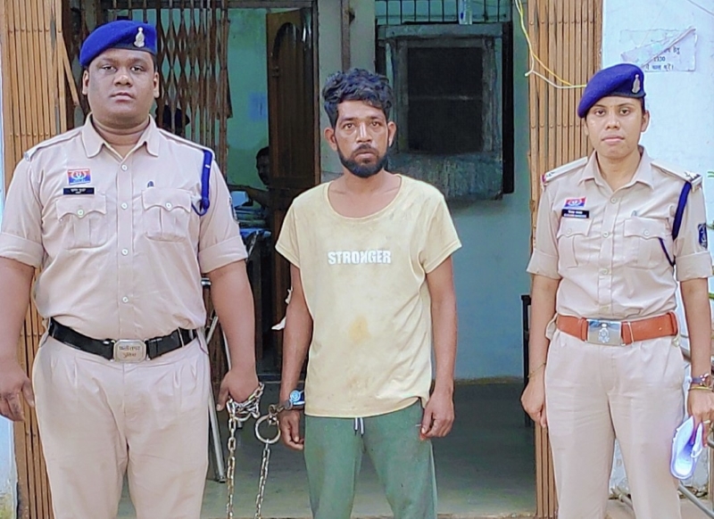 शराब के लिए पैसे मांगे, मना करने पर महिला से मारपीट और जान से मारने की धमकी; खुर्सीपार पुलिस ने आरोपी सुशील उर्फ चुग्गे को दबोचा, पहले से 6 वारंट थे लंबित