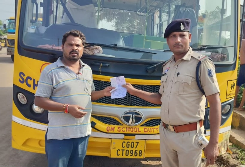 शराब के नशे में बच्चों से भरी स्कूल बस दौड़ा रहा था चालक, ट्रैफिक पुलिस ने पकड़ा; कोर्ट ने सुनाई 3 दिन कारावास की सजा, ₹15 हजार अर्थदंड भी लगाया