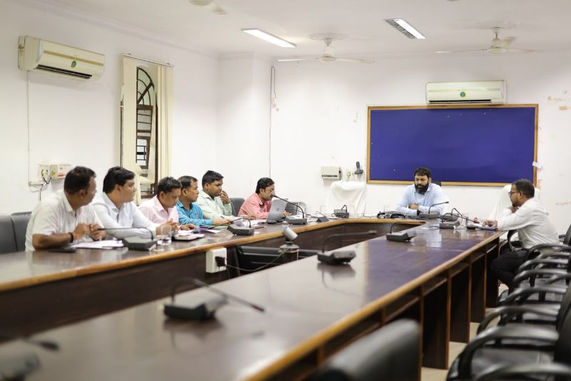 विकास कार्यों में देरी पर कलेक्टर का बड़ा अल्टीमेटम! काम रोकने या लापरवाही करने वाले ठेकेदारों पर गिरेगी गाज, टेंडर निरस्त करने तक की चेतावनी