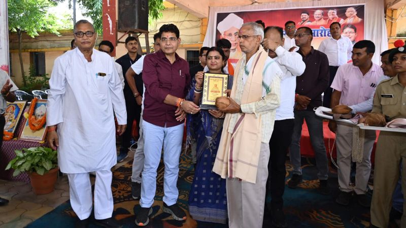राजस्व व्यवस्था में बड़ा बदलाव, किसानों को मिलेगी राहत! रजिस्ट्री के बाद ऑटोमैटिक नामांतरण, ऑनलाइन किसान पुस्तिका और फर्जी रजिस्ट्री पर रोक; मंत्री वर्मा ने गुरुजनों के मार्गदर्शन को बताया विकास की ताकत