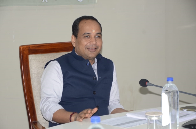 जनसेवा में लापरवाही पर कलेक्टर का सख्त एक्शन, तय समय में राशन कार्ड का काम नहीं करने पर जोन आयुक्त पर लगा जुर्माना