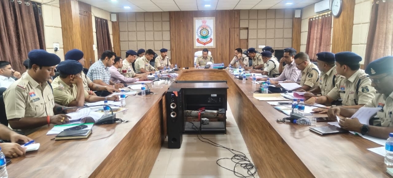अपराधियों पर शिकंजा कसने सूरजपुर पुलिस ने कसी कमर, बीट पुलिसिंग और CCTV नेटवर्क होगा मजबूत; एसपी योगेश पटेल ने दिए कड़े निर्देश