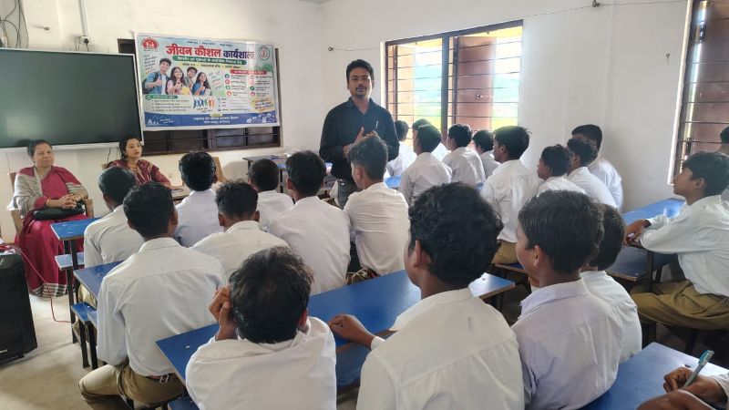 पढ़ाई के साथ जिंदगी की चुनौतियों से लड़ना सीखेंगे जशपुर के विद्यार्थी! जीवन कौशल कार्यशाला में आत्मविश्वास, सकारात्मक सोच, तनाव नियंत्रण और समस्या समाधान के दिए गए खास मंत्र
