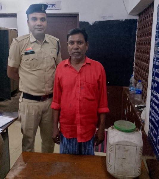 अवैध महुआ शराब पर कोतवाली पुलिस का शिकंजा! डोटोपार में घेराबंदी कर शराब कोचिया गिरफ्तार, 7 लीटर कच्ची महुआ शराब जब्त