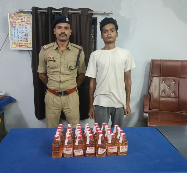 बोरी भरकर शराब बेचने की तैयारी, पुलिस ने मारी दबिश! 34 पाव देशी मदिरा जब्त, आबकारी एक्ट में आरोपी लखन यादव गिरफ्तार