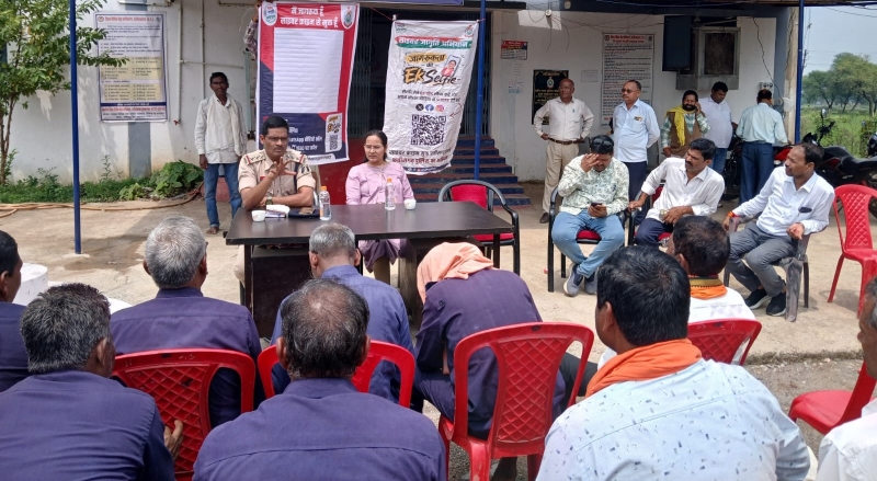 गणेशोत्सव-तीज-पोला को लेकर पुलिस अलर्ट! लवन में शांति समिति की बैठक, त्योहारों में गाइडलाइन पालन के निर्देश; साइबर ठगी से बचने 1930 की दी जानकारी