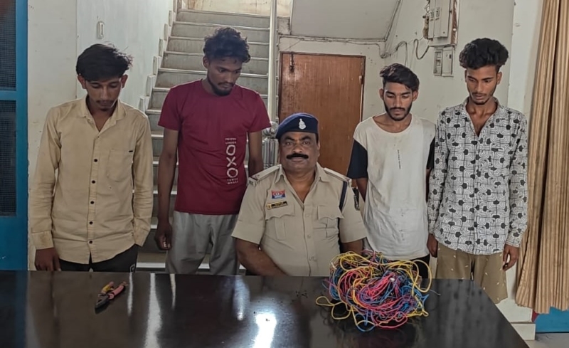 बोरवेल का केबल काटकर चोरी, चकरभाठा पुलिस ने 4 चोरों को दबोचा; 30 मीटर कटा तार बरामद, BNS की धारा 303(2) में कार्रवाई