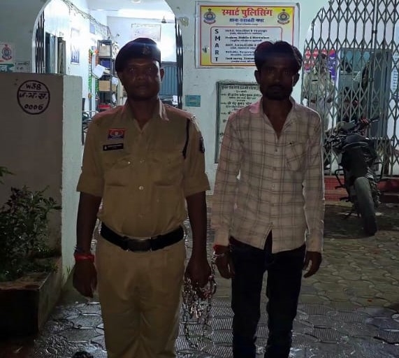कुकुरबेड़ा ओवरब्रिज के नीचे गांजा बेचने की फिराक में था आरोपी, पुलिस ने घेराबंदी कर दबोचा; बोरी से 4 किलो से ज्यादा गांजा बरामद