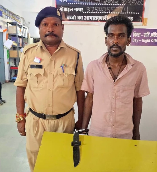 अंबेडकर चौक रेलवे फाटक के पास चाकू लेकर घूम रहा था युवक, पुलिस ने पकड़ा; वैध दस्तावेज नहीं मिलने पर आर्म्स एक्ट में कसा शिकंजा
