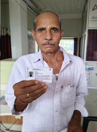 हर आधार केंद्र से मिली निराशा, फिर प्रशासन ने बदली तस्वीर! 75 वर्षीय वासुदेव गुप्ता का वर्षों पुराना संकट खत्म, आधार अपडेट होते ही धान बिक्री से पेंशन तक आसान हुई राह