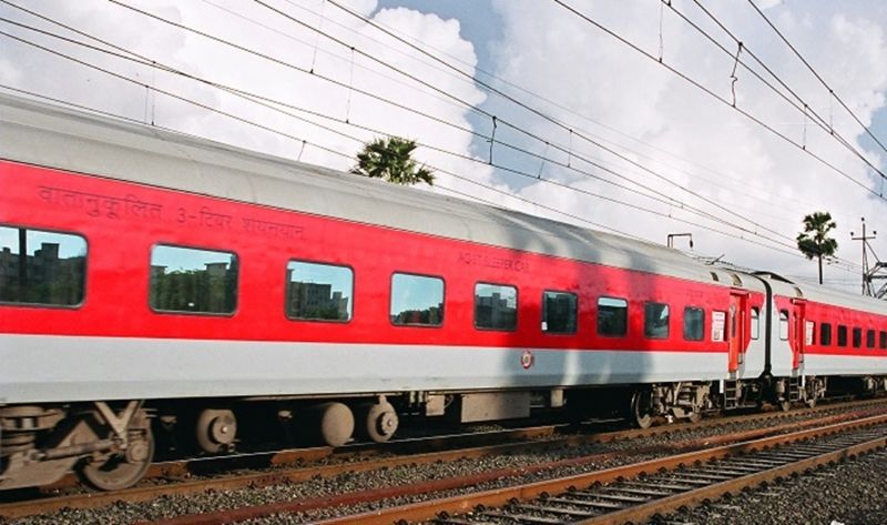 SECR की 26 ट्रेनों में बदला रेल सफर का अंदाज! आधुनिक LHB कोच से बढ़ी संरक्षा और आराम, स्लीपर में 72 की जगह 80 और AC-3 में 72 बर्थ की सुविधा