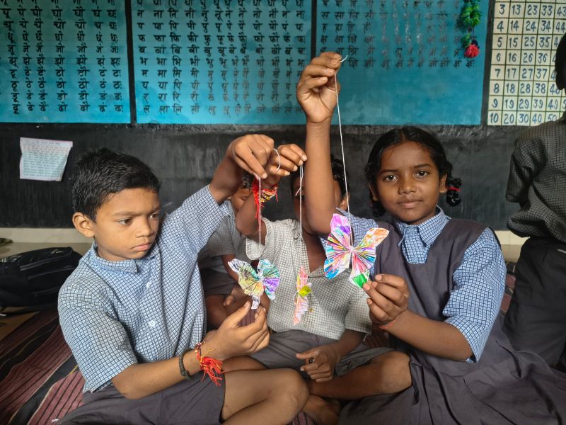 बस्ता किनारे, हुनर सामने! बैगलेस डे पर सूरजपुर के स्कूलों में बच्चों ने मचाई धूम, सफाई से खेल और क्राफ्ट तक दिखाया टैलेंट, सीखे जिंदगी के जरूरी हुनर