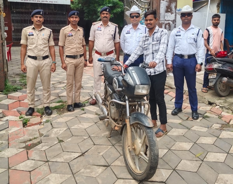 पुलिस की नजर से नहीं बची चोरी की बाइक! चेकिंग के दौरान तीन युवक वाहन छोड़कर भागे, जांच में खुला चोरी का राज