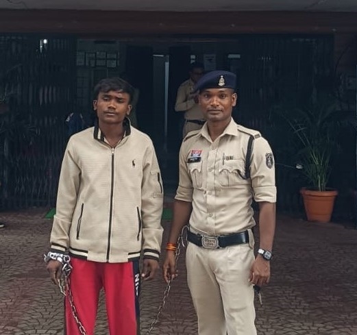 सरजू बांधा तालाब के पास गांजा बेचने ग्राहक तलाश रहा था आरोपी, पुलिस ने घेराबंदी कर दबोचा! 1.800 किलो गांजा बरामद, भेजा जेल