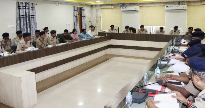 त्योहारों से पहले सरगुजा पुलिस का बड़ा एक्शन प्लान! अपराध समीक्षा बैठक में DIG-SSP ने कसा शिकंजा, साइबर जागरूकता, गश्त और लंबित मामलों पर सख्त आदेश