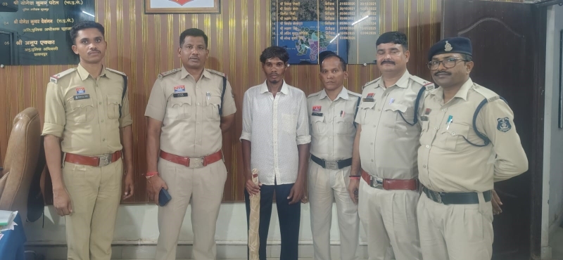 अंधे कत्ल का सनसनीखेज खुलासा! पुरानी रंजिश में कुल्हाड़ी से श्रीलाल की हत्या, प्रतापपुर पुलिस ने आरोपी आनंद अगरिया को दबोचा