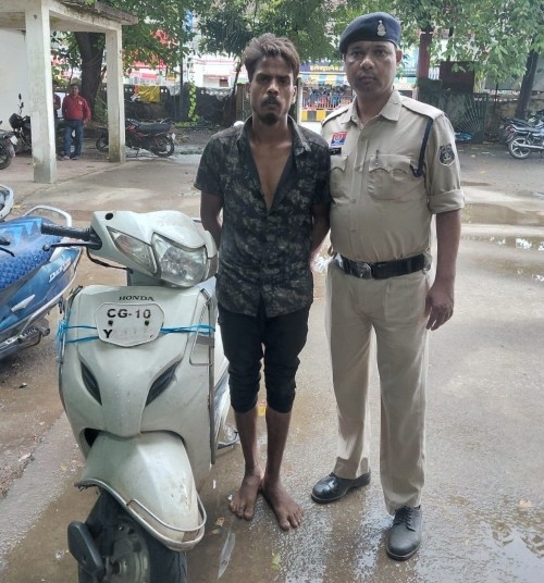 घर के सामने से उड़ाई एक्टिवा, नंबर भी खुरच दिया; शनिचरी रपटा पर पुलिस चेकिंग में पकड़ा गया चोर, चोरी की स्कूटी समेत आरोपी गिरफ्तार