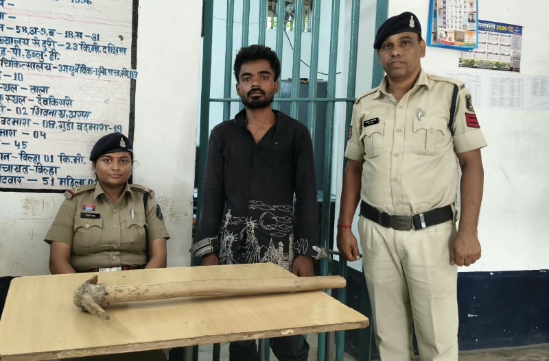 ऑपरेशन प्रहार का बड़ा असर! हाथ में लोहे की गैती लेकर राहगीरों को धमका रहा था युवक, पुलिस ने घेराबंदी कर आरोपी को दबोचा