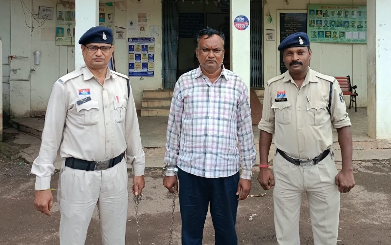 सरकारी नौकरी का झांसा देकर ₹5 लाख की ठगी! संभाग आयुक्त कार्यालय में चपरासी बनाने का सपना दिखाने वाला आरोपी 8 साल बाद गिरफ्तार, जेल भेजा गया