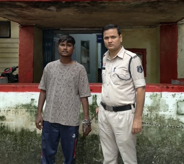 शराब के लिए पैसे मांगे, मना करने पर लोहे की पाइप से हमला! रायपुर में गुंडा-बदमाश मुकेश उर्फ दादू पर पुलिस का शिकंजा, गिरफ्तार कर जेल भेजा