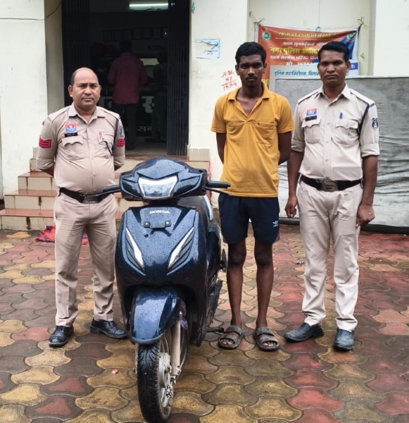 ताला तोड़कर उड़ाई ₹70 हजार की एक्टिवा, बेचने ग्राहक तलाश रहा था आरोपी! सरकंडा पुलिस ने दबोचा, चोरी की स्कूटी बरामद; फरार सह-आरोपी की तलाश जारी