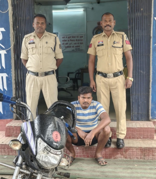 रेलवे तार चोरी का खुला राज तो सामने आई बाइक चोरी भी! छाल से पकड़ा गया आरोपी, 215 मीटर तार समेत चोरी का माल बेचने की रकम और बाइक जब्त