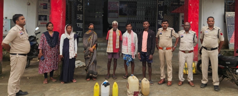 बाजार में शराब खपाने निकले थे, पुलिस ने रास्ते में दबोचा! लैलूंगा में चार ठिकानों पर ताबड़तोड़ दबिश, 43 लीटर शराब बरामद और 100 बोरी महुआ नष्ट