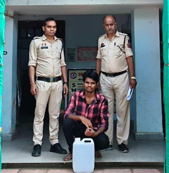 नर्सरी के सामने शराब बेचने की थी तैयारी, पुलिस ने पहले ही दबोच लिया! अंजोरीपाली में युवक गिरफ्तार, 10 लीटर कच्ची महुआ शराब जब्त