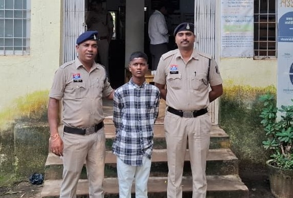 नहर रोड पर श्रमिक को घेरकर हमला, पैसे नहीं देने पर धारदार हथियार चलाया; सीपत पुलिस ने 18 वर्षीय आरोपी और दो अपचारी बालकों को दबोचा