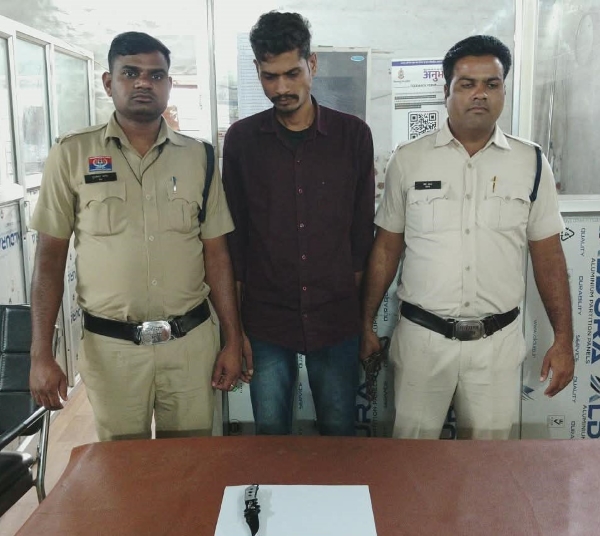 चाकू लहराकर राहगीरों को डराने वाला आरोपी गिरफ्तार! टाउन पेट्रोलिंग के दौरान पुलिस ने घेराबंदी कर दबोचा, धारदार बटनदार चाकू जब्त