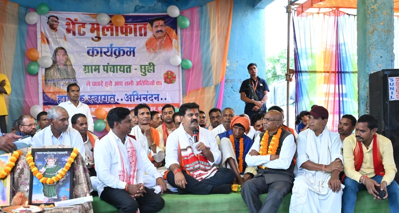 ग्राम छुई पहुंचे डिप्टी सीएम विजय शर्मा, ग्रामीणों की सुनीं समस्याएं; पंचायत भवन और मिडिल स्कूल की सौगात, 17 सितंबर को हर घर ‘आशीर्वाद का दिया’ जलाने की अपील