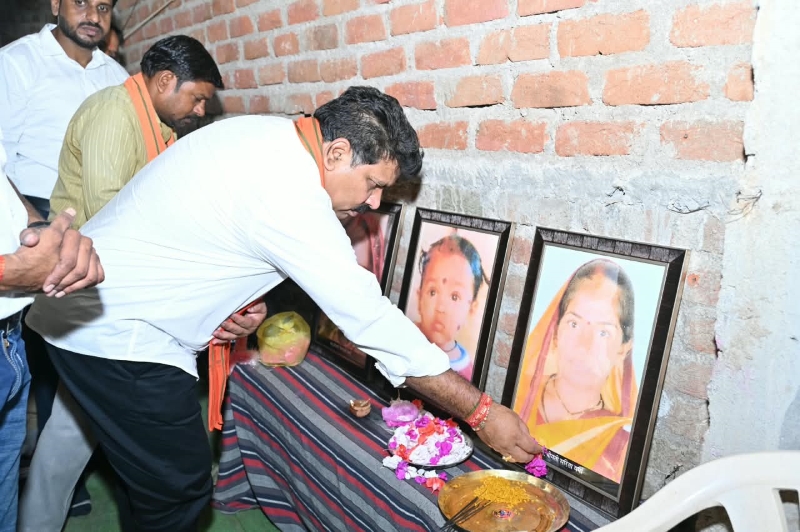 महाराष्ट्र सड़क हादसे का दर्द कबीरधाम तक पहुंचा! उप मुख्यमंत्री विजय शर्मा ने मृतकों के परिजनों से मिलकर बंधाया ढांढस, घायलों के उपचार की ली जानकारी