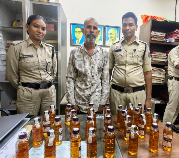 गांधी मैदान चौक पर अवैध शराब बिक्री का खेल बेनकाब! पुलिस को देखकर भाग रहा था आरोपी, 30 पौवा अंग्रेजी शराब के साथ दबोचा गया