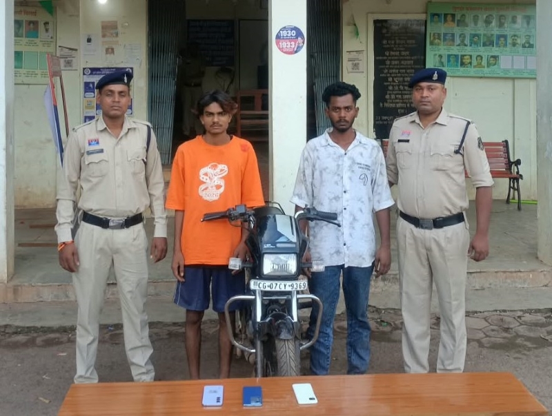 राहगीर को घेरकर मोबाइल-पर्स लूटने वाले गैंग का पर्दाफाश! पता पूछने के बहाने दिया धमकी का खेल, 2 आरोपी और विधि से संघर्षरत बालक पकड़े गए