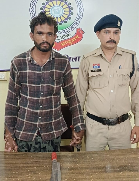 सरेआम धारदार चापड़ लेकर लोगों को डरा रहा था आरोपी! उतई पुलिस की त्वरित कार्रवाई, रूपेश उर्फ गोविंदा गिरफ्तार, हथियार जब्त