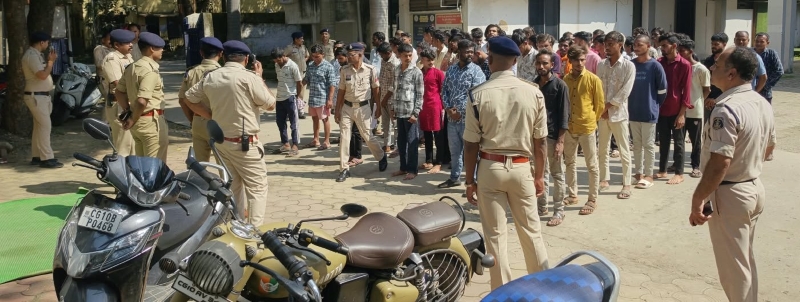 त्योहारों से पहले बिलासपुर पुलिस का बड़ा एक्शन! जिलेभर के गुंडा-निगरानी बदमाशों की कराई परेड, उपद्रव किया तो होगी सख्त कानूनी कार्रवाई