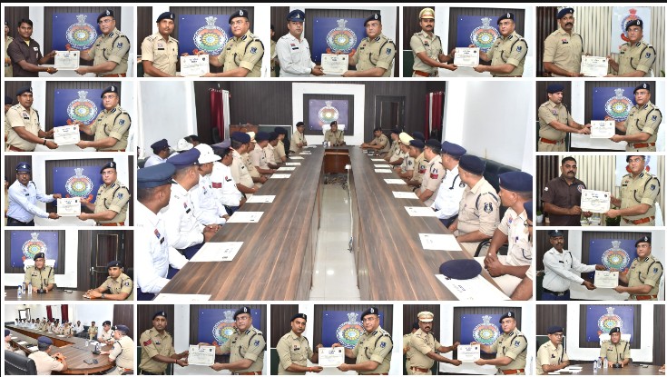 ड्यूटी में दिखाया दम, अब मिला सम्मान! दुर्ग पुलिस के 22 अधिकारी-कर्मचारियों को जनसुरक्षा, ट्रैफिक व्यवस्था, वारंटी गिरफ्तारी और अपराध नियंत्रण में उत्कृष्ट योगदान पर मिला पुरस्कार