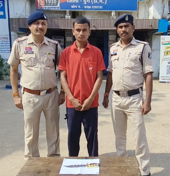 आकाशगंगा में हथियार लहराकर राहगीरों को डराना पड़ा भारी! सुपेला पुलिस ने घेराबंदी कर आरोपी ओम निर्मलकर को पकड़ा, धारदार हथियार बरामद; आर्म्स एक्ट में कार्रवाई