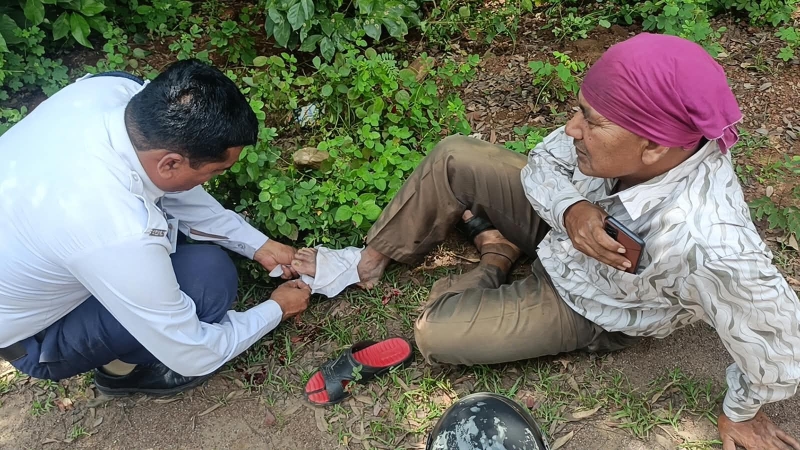 सड़क पर अचानक गिरी बाइक, घायल चालक की ट्रैफिक पुलिस ने बचाई मुश्किल घड़ी! दवा के बाद आई झपकी से हुआ हादसा, पुलिस ने पट्टी बांधकर तत्काल अस्पताल भेजा