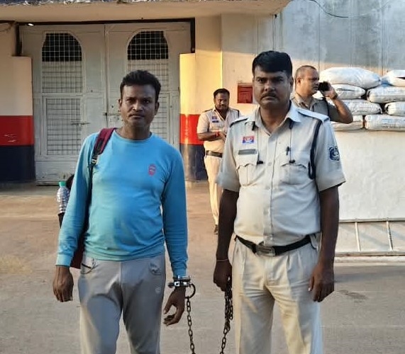 दुर्ग से वारदात कर गुजरात भागा हत्या के प्रयास का आरोपी, पुलिस ने अहमदाबाद में दबोचा! तकनीकी साक्ष्यों से मिला सुराग, हथियार और बाइक समेत अहम सबूत जब्त