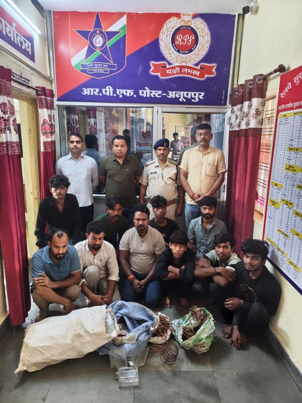 रेलवे की तांबे की केबल पर दिल्ली के गिरोह की नजर, RPF ने कसा शिकंजा! 10 चोरों और 7 रिसीवरों समेत 17 गिरफ्तार, 4 स्कूटर जब्त; चांदनी चौक में बेचने का खुलासा