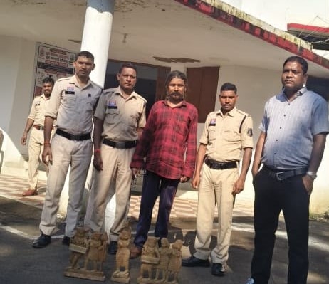 आर्ट स्टूडियो से 17 लकड़ी की मूर्तियां चोरी, पुलिस ने खोला पूरा राज! फरार आरोपी अनिल चंद्राकर गिरफ्तार, सभी मूर्तियां बरामद
