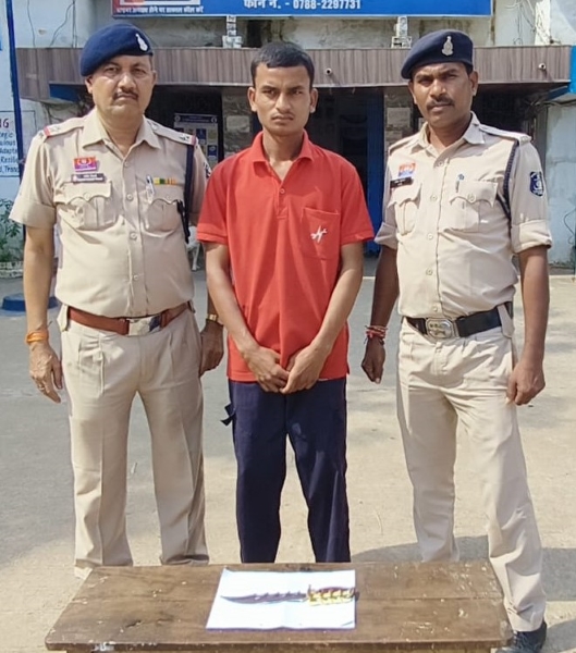 हीमालस कॉम्प्लेक्स के पास हथियार लहराकर लोगों को धमका रहा था युवक, पुलिस ने मौके पर दबोचा; धारदार हथियार जब्त, आर्म्स एक्ट में कार्रवाई