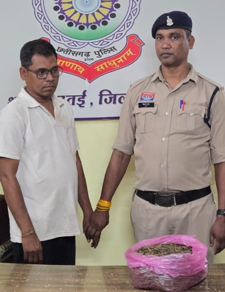 उमरपोटी बोगदा पुल के पास गांजा बेचने का आरोप, उतई पुलिस ने आरोपी को दबोचा; 2 किलो 12 ग्राम गांजा, नकदी और स्कूटर जब्त